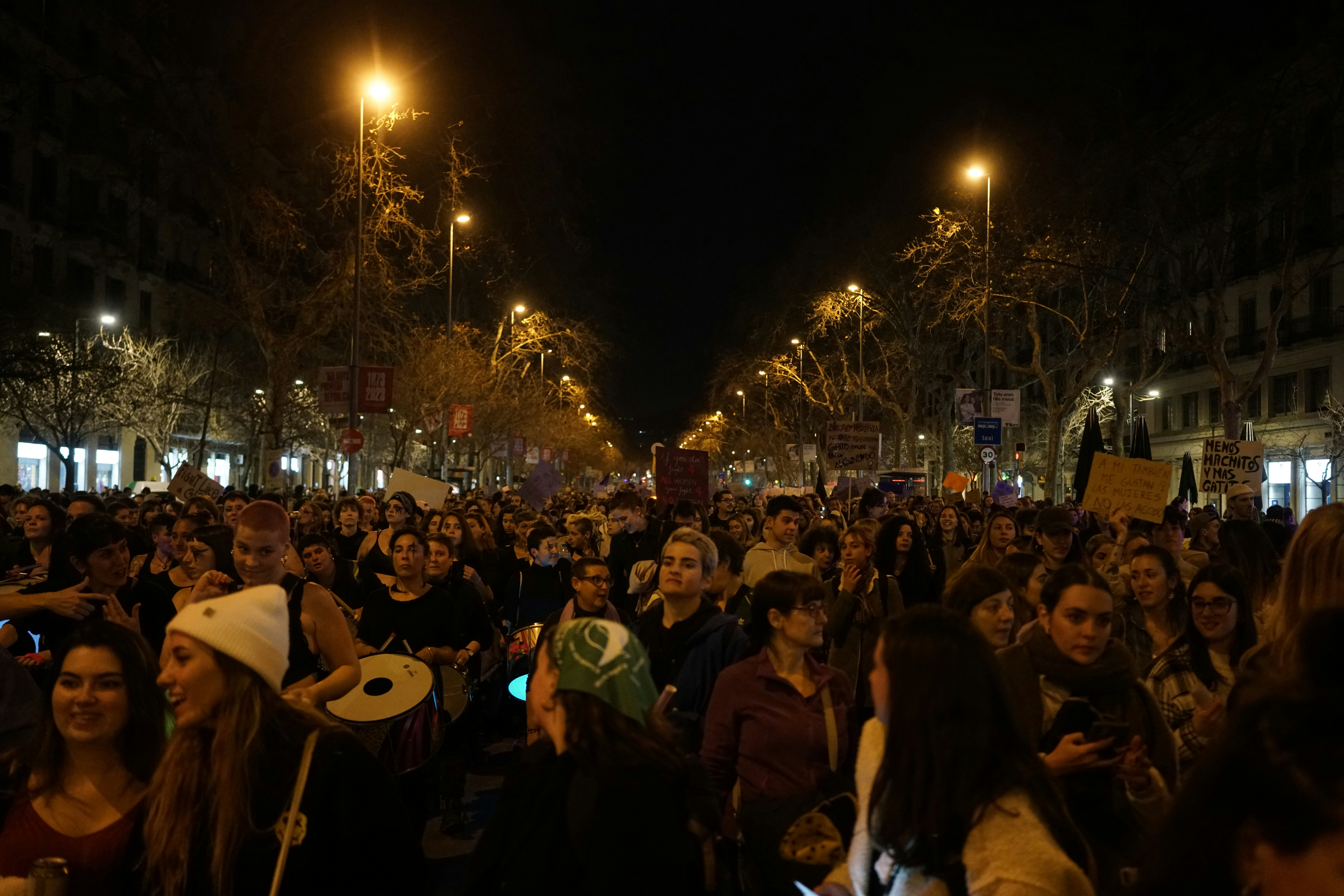 gruppi di giovani alle manifestazioni spagnole