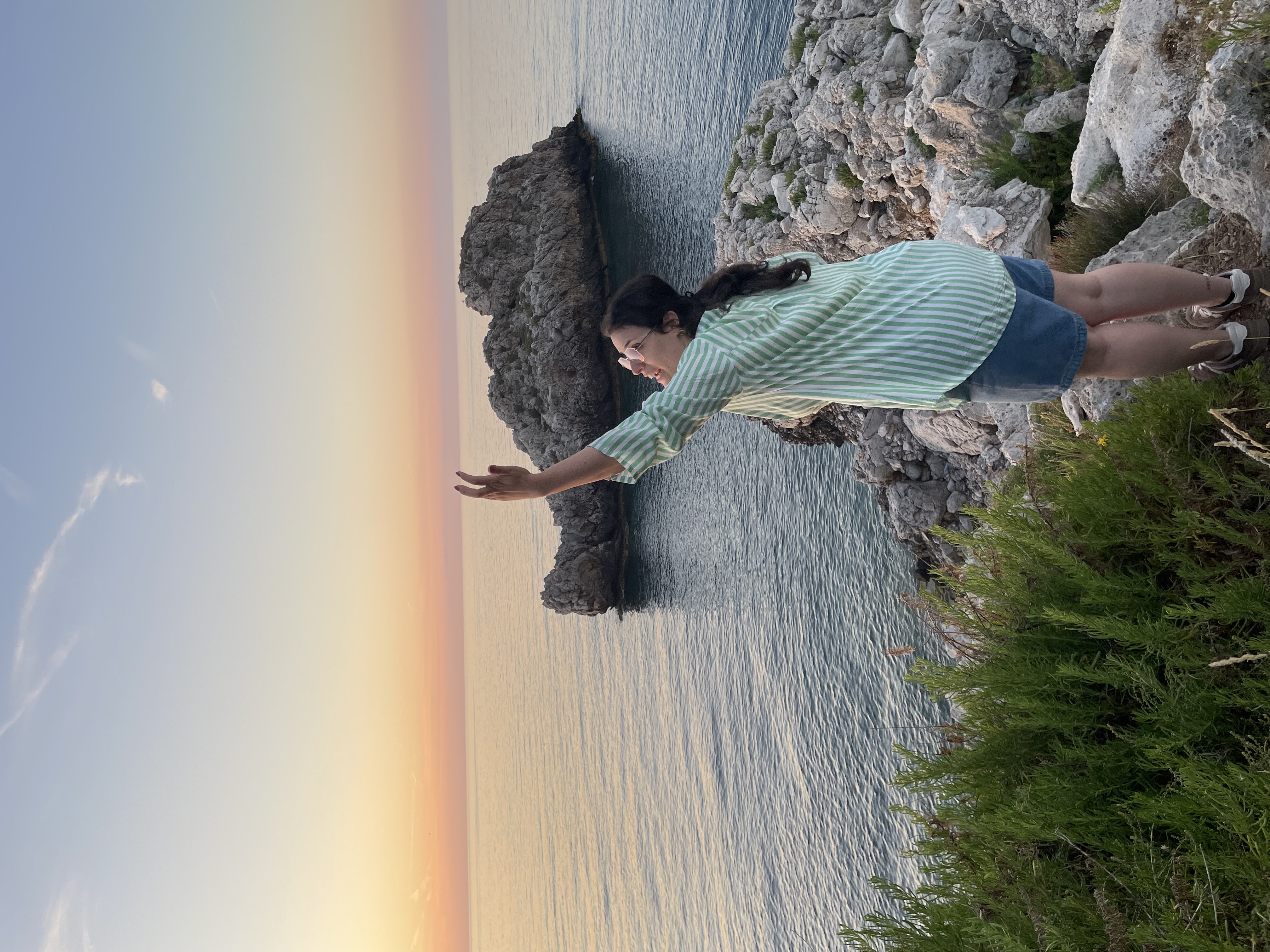 Questa sono io, intenta a dire “gli uccelliiini” davanti ad un tramonto stupendo, ricco di colori a picco sul mare. Ero al faro di Capo Zafferano.